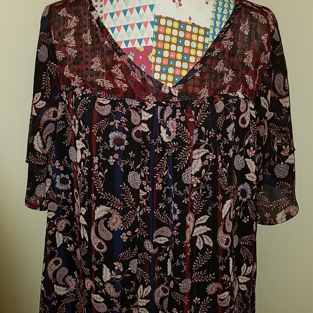 Like new floral paisley print top w/ sheer necklin